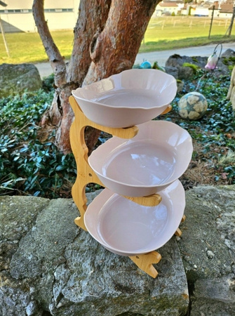 Elegancki 3-poziomowy stojak z różowymi miskami i bambusową ramą