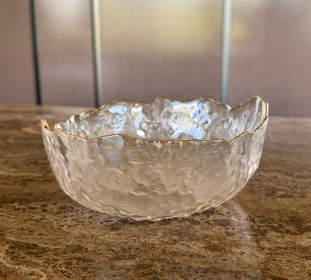 Szklana miseczka dekoracyjna z falowanym złotym rantem