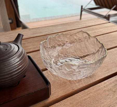 Szklana miseczka dekoracyjna z falowanym złotym rantem