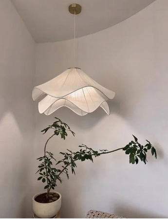 Biała lampa wisząca z plisami meduza