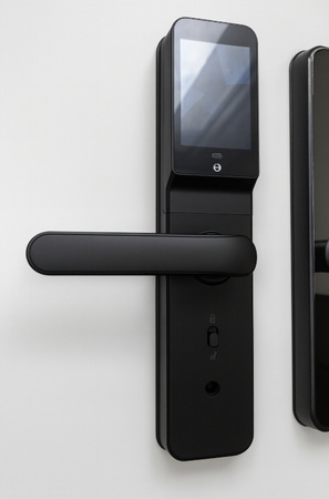 Inteligentny Zamek do Drzwi z Ekranem Kamerą i Czytnikiem – Smart Lock