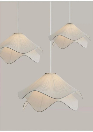 Biała lampa wisząca z plisami meduza