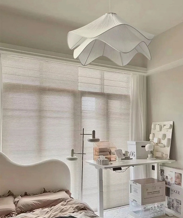 Biała lampa wisząca z plisam meduza