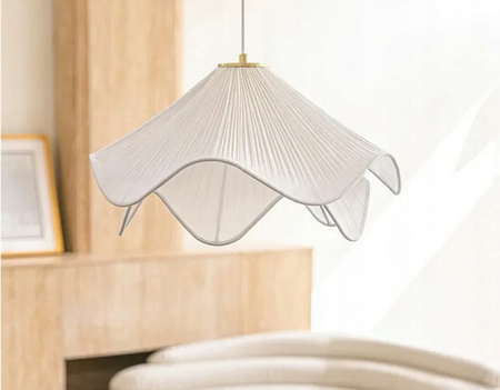 Biała lampa wisząca z plisami meduza