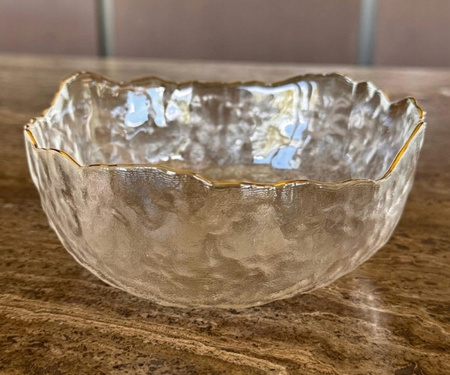 Szklana miseczka dekoracyjna z falowanym złotym rantem